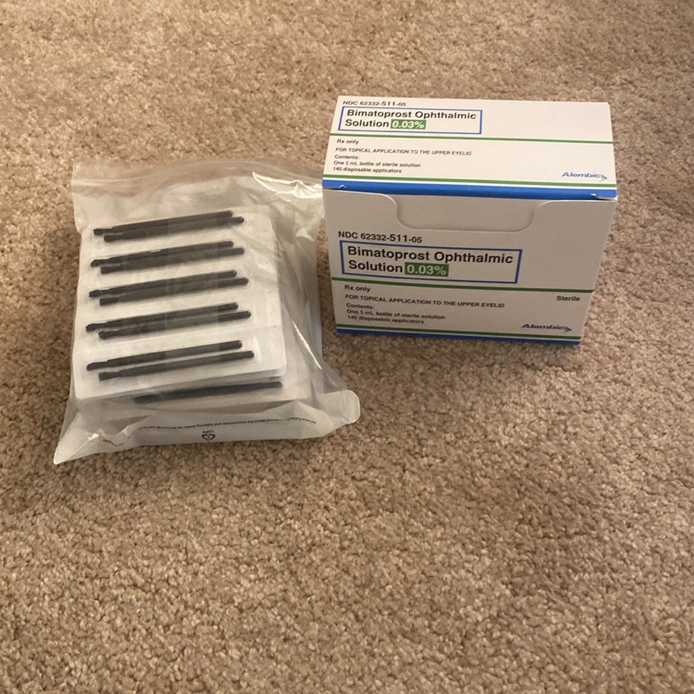New! 140 sterile eyelash applicator brushes.